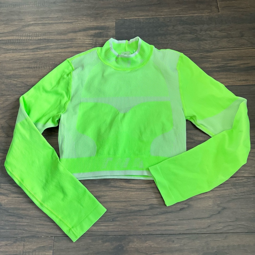 Aritzia TNA workout top size m/l